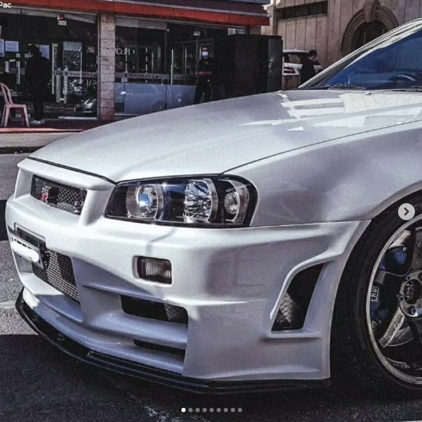GT-R R34 argentée à l'atelier