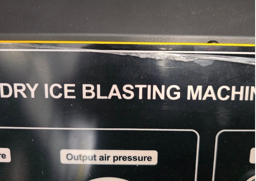 Dry ice blasting machine