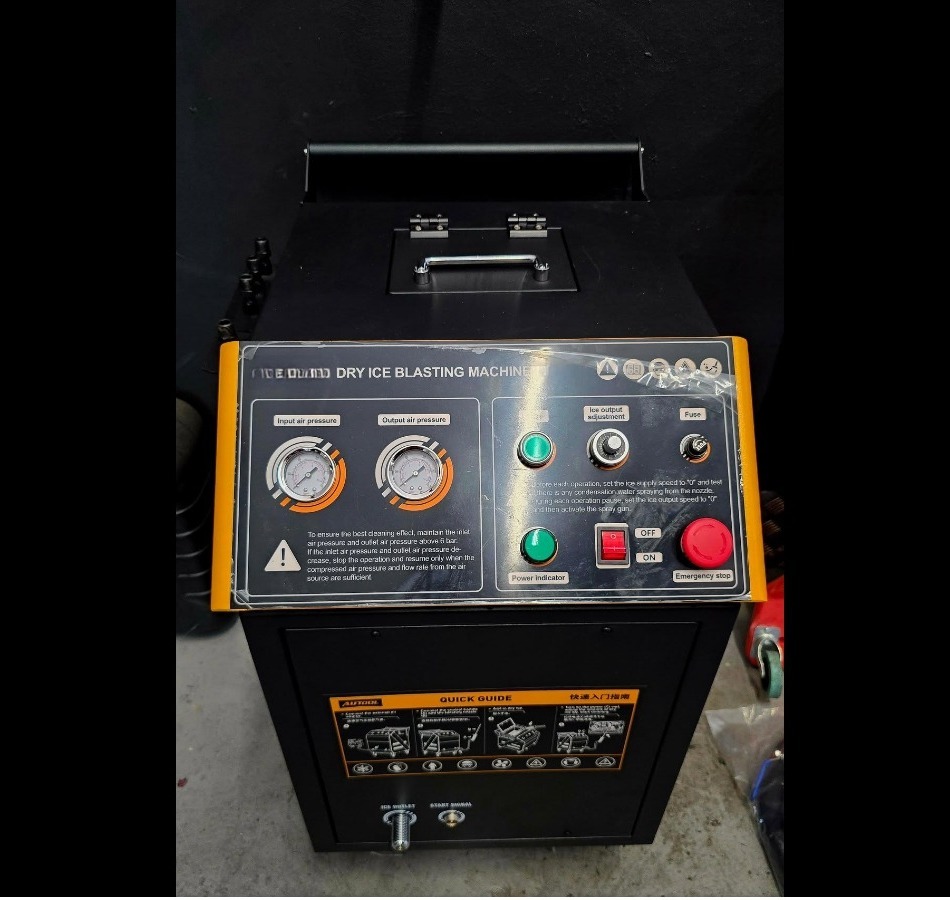 Dry ice blasting machine